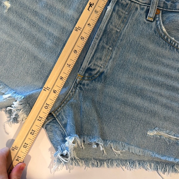 NWT AGOLDE Parke Vintage Cut-Off Denim Shorts
In Swapmeet Size 27 - Picture 7 of 8